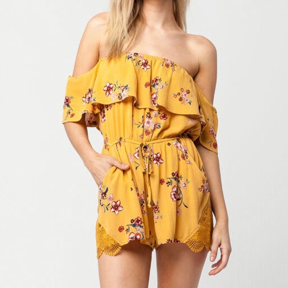 Socialite Off the Shoulder Romper - Picture 2 of 8